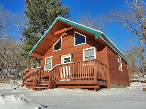 Clean & Modern Cabin Near Skiing & Wedding Venues