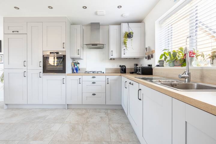 Cosy Double Bedroom With Private Bathroom - Cardiff