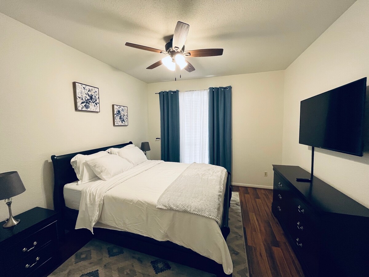 Sovrum1 Queen size-säng med madrass i minnesskum. 50 tums Smart-TV med tillgång till gratis kanaler och appar som Netflix. 