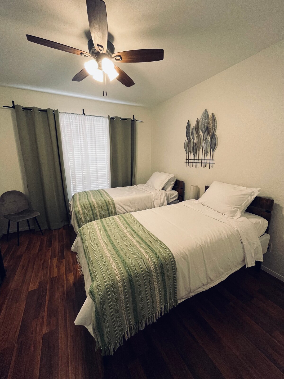 Sovrum 2. Två XL Twin size sängar med madrasser av minnesskum.