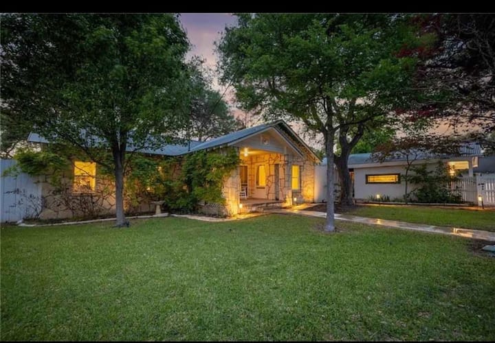 5* Downtown DrippingHotTub,Gazebo & Shade Trees Houses for Rent in