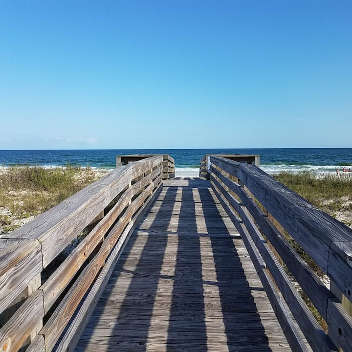 White sand, beautiful sunsets, boat slips. Condominiums for Rent in Gulf Shores, Alabama