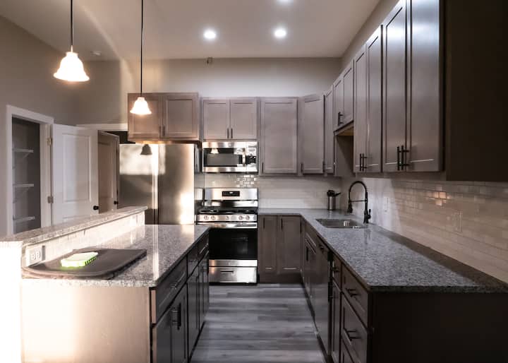 Travel Nurses Welcome! Luxury One Bedroom Unit! - St. Louis, MO