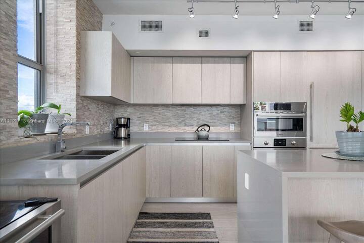 Luxury 34th fl Apt in Resort w/Intracoastal views gallery image 5