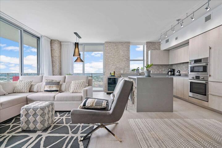 Luxury 34th fl Apt in Resort w/Intracoastal views gallery image 3