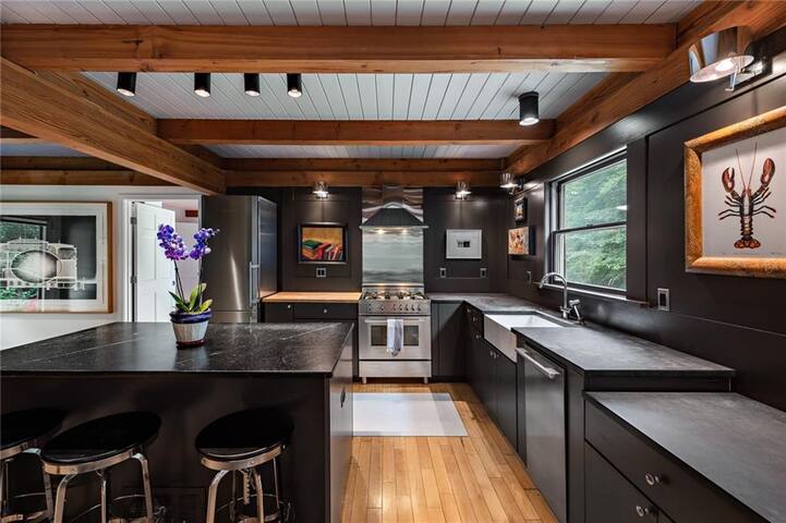 Modern Little Compton Cottage gallery image 3