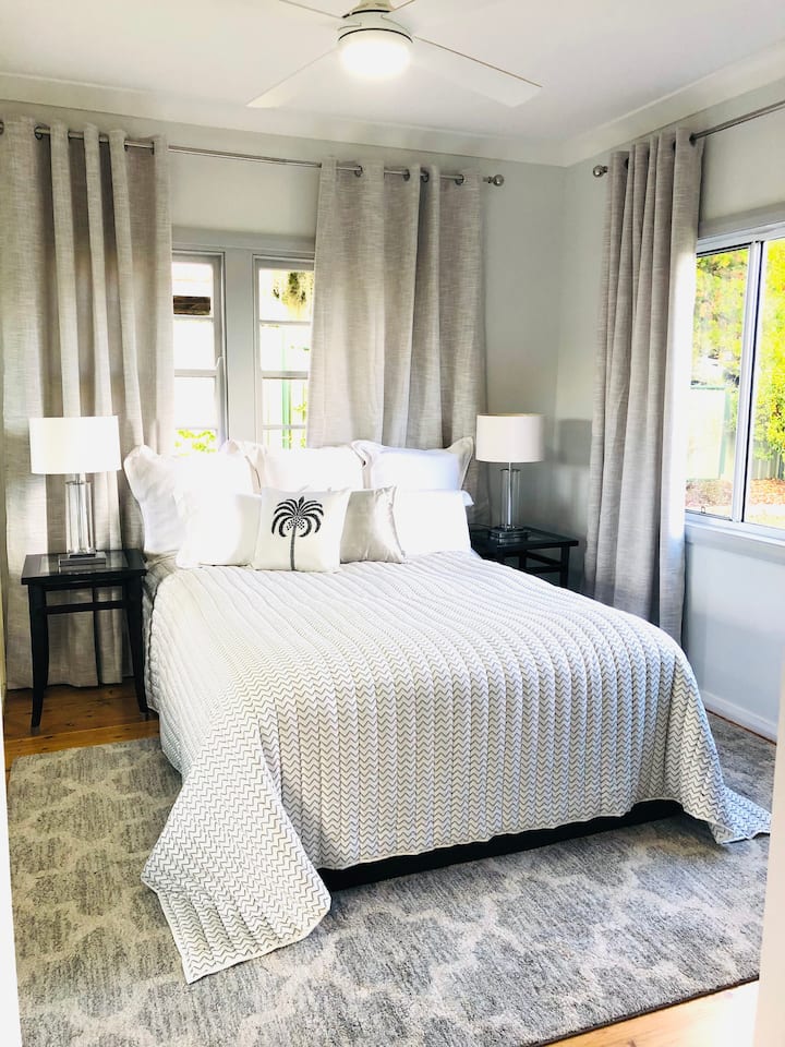 Chumba cha kulala 1- Kitanda aina ya Queen kina blanketi la umeme, kitani cha pamba cha Misri. Chumba kina WARDROBE yenye vioo, runinga janja, Chest & meza za pembeni. Vipofu vya faragha huonyesha maoni ya maji na mapazia ya kuzuia hutoa faragha. Shabiki wa dari na kipasha joto cha feni huongeza starehe.