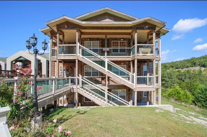 Next Door To Sdc. Huge 27' Deck! Outdoor Movies! - Table Rock Lake