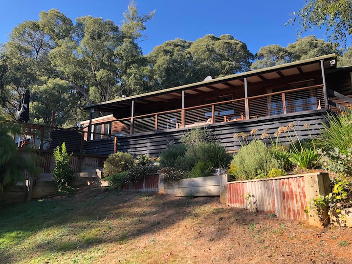 Relax by the Goulburn at Doctors Creek Retreat