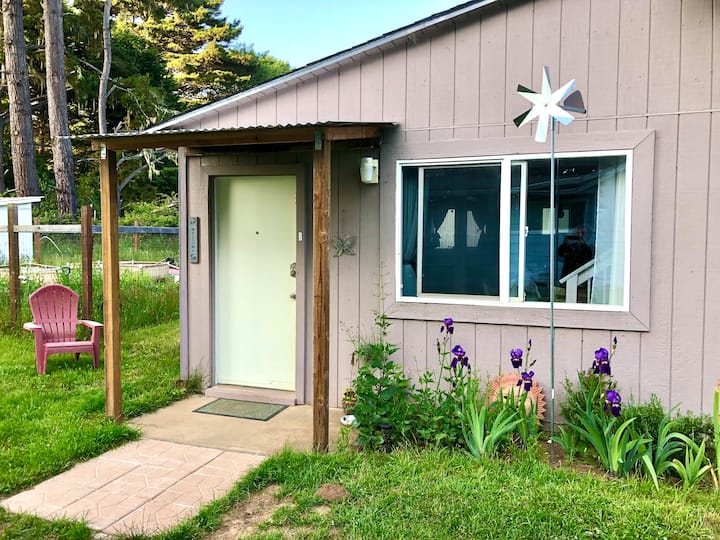 Cozy And Quiet Coastal Cottage - McKinleyville, CA