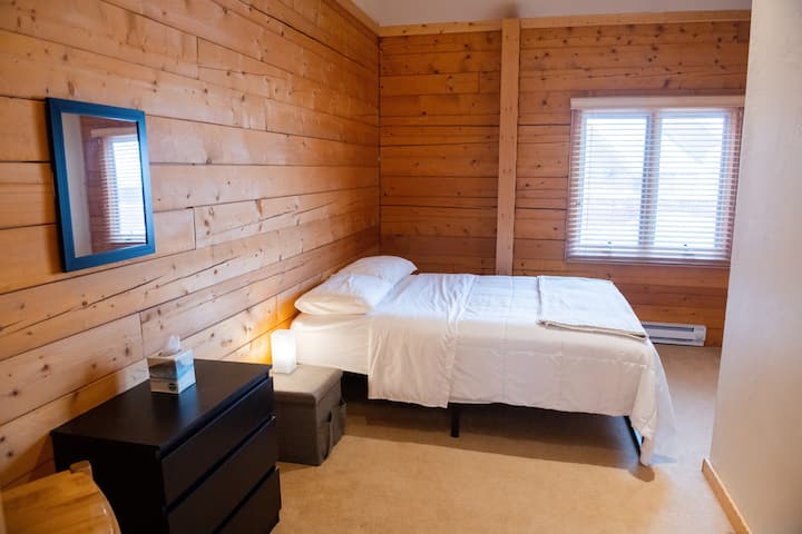 卧室有一个小梳妆台、衣橱和一张标准双人床。 