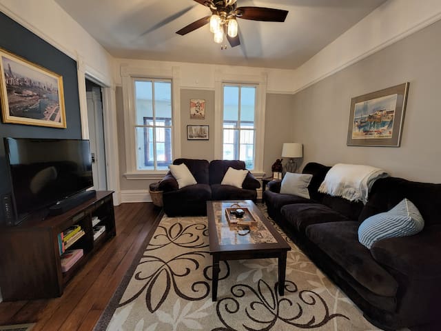 The Ivy 1 minute walk to Wrigley Field