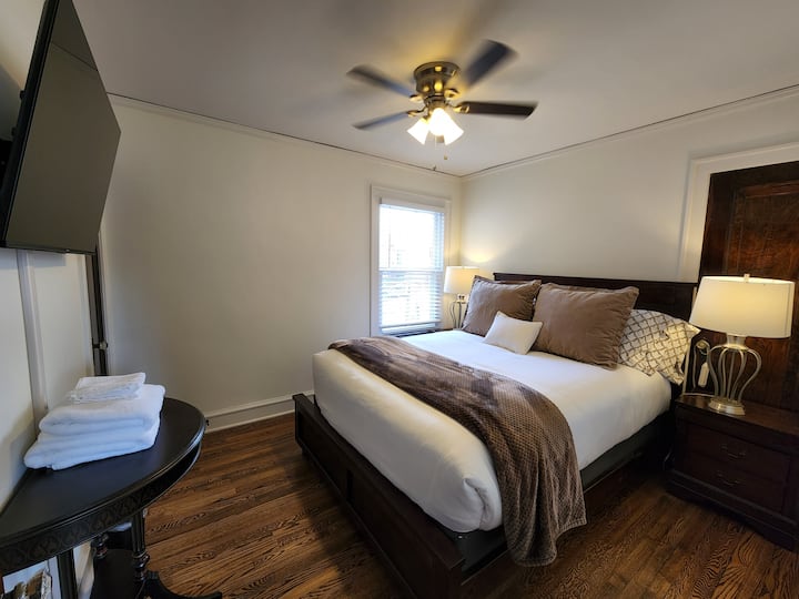 Secondary bedroom with Queen bed 