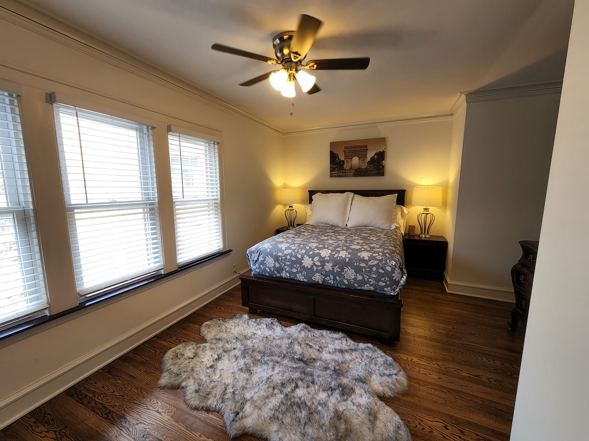 Master bedroom with Queen bed 