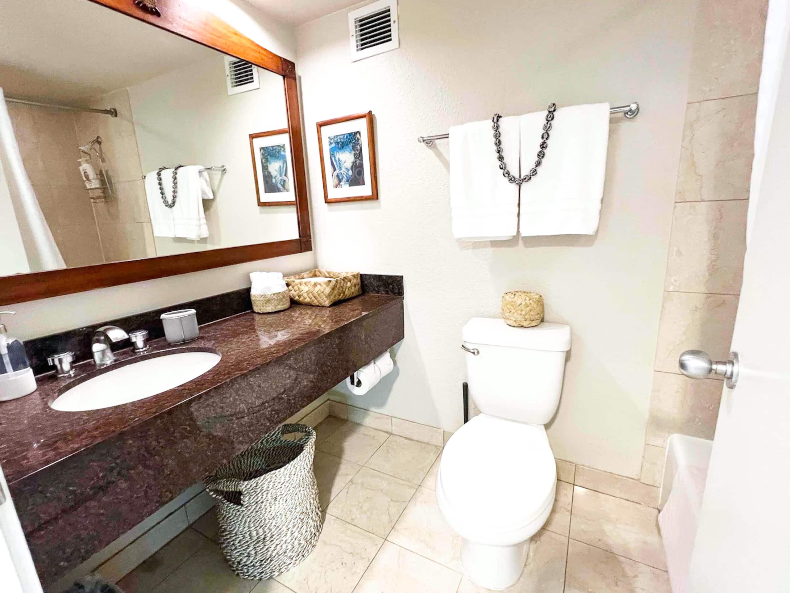 A Lovely Boutique Condo - 7 Minute Walk to Beach! - Image 6