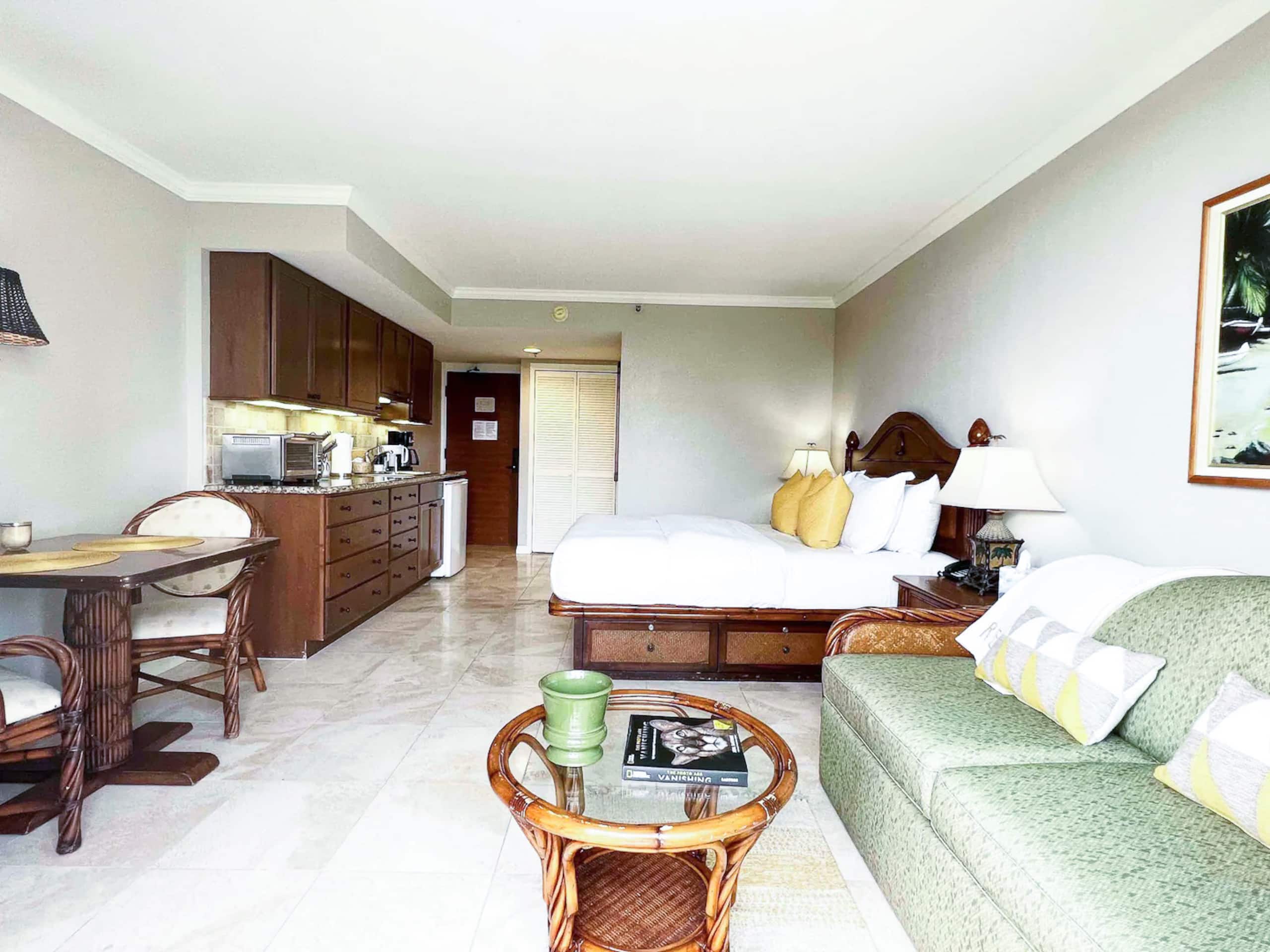 A Lovely Boutique Condo - 7 Minute Walk to Beach! - Image 1