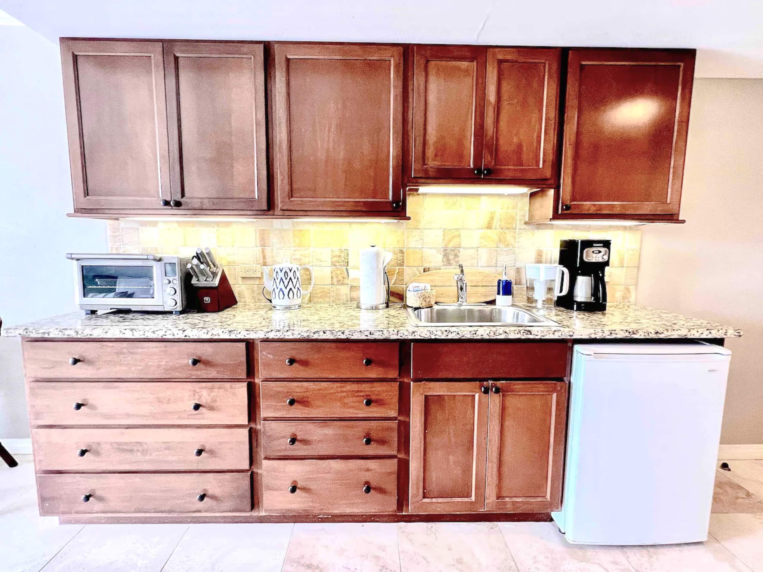 A Lovely Boutique Condo - 7 Minute Walk to Beach! - Image 5