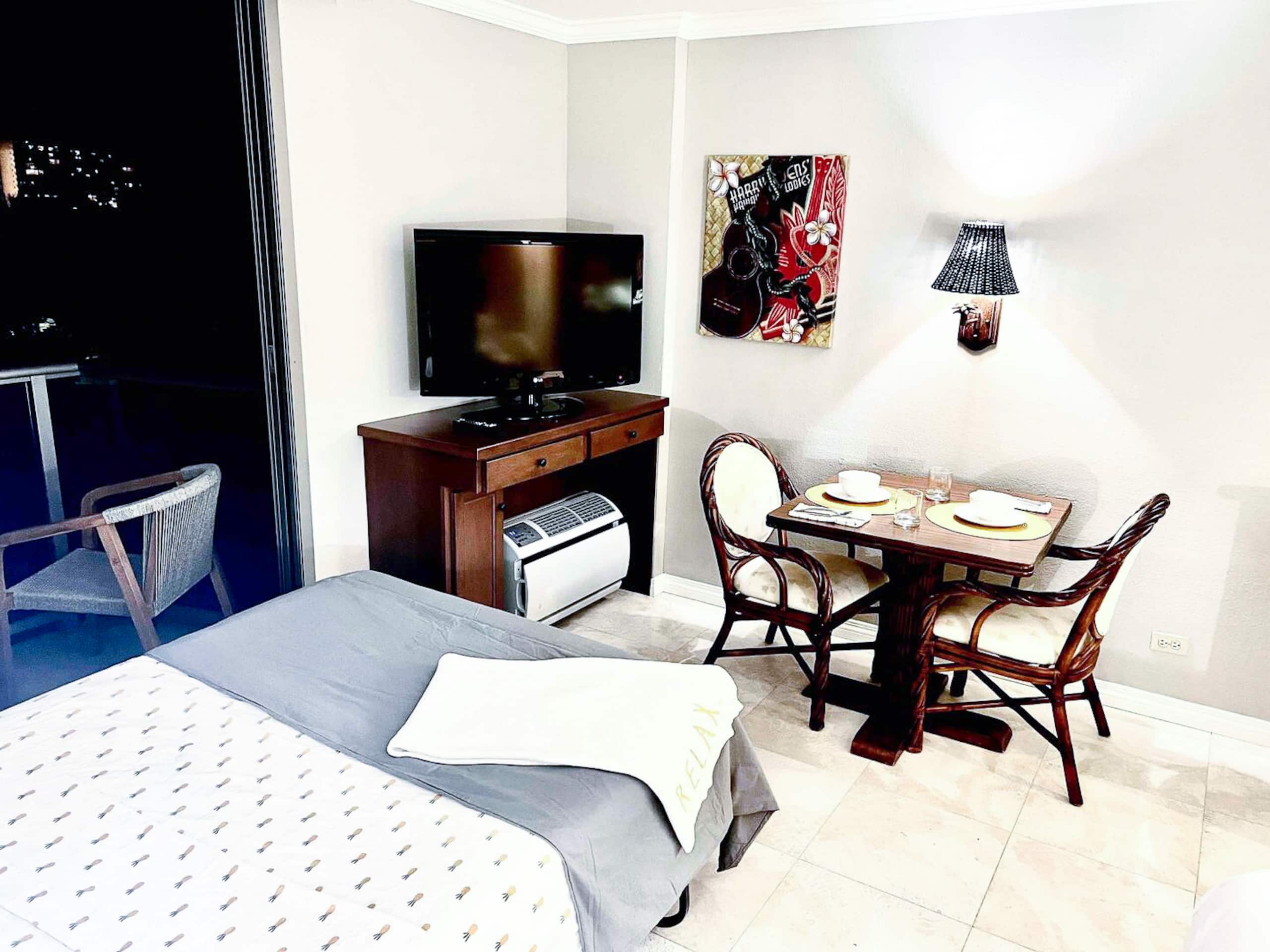 A Lovely Boutique Condo - 7 Minute Walk to Beach! - Image 16