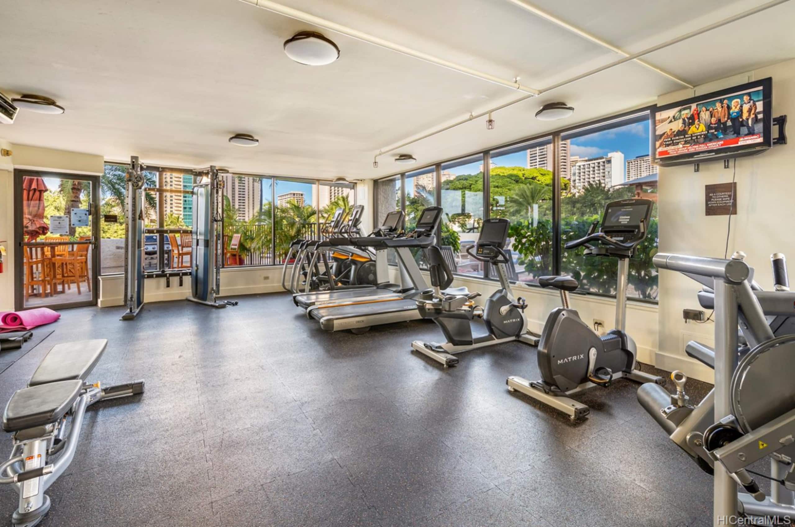 A Lovely Boutique Condo - 7 Minute Walk to Beach! - Image 9