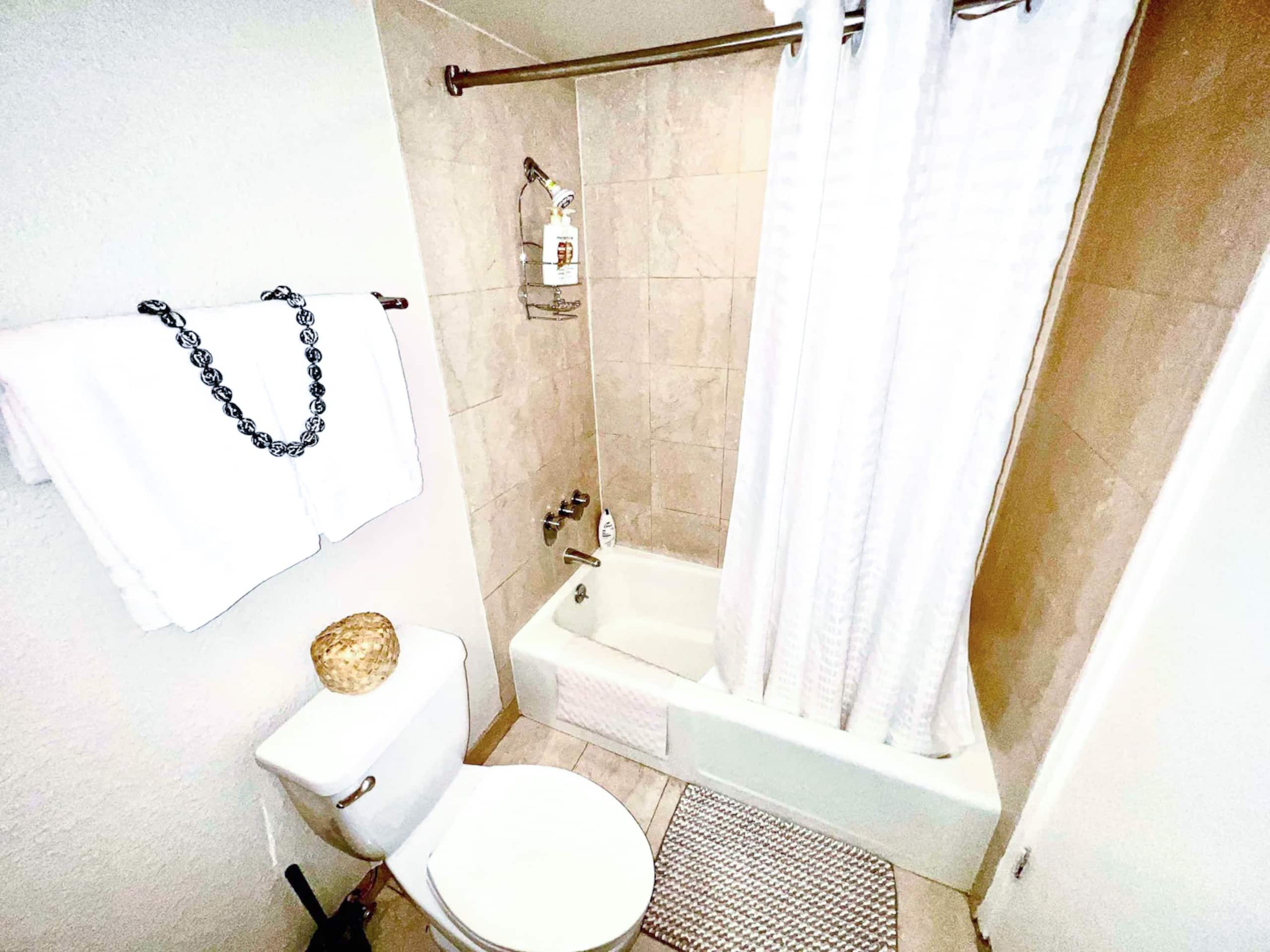 A Lovely Boutique Condo - 7 Minute Walk to Beach! - Image 7