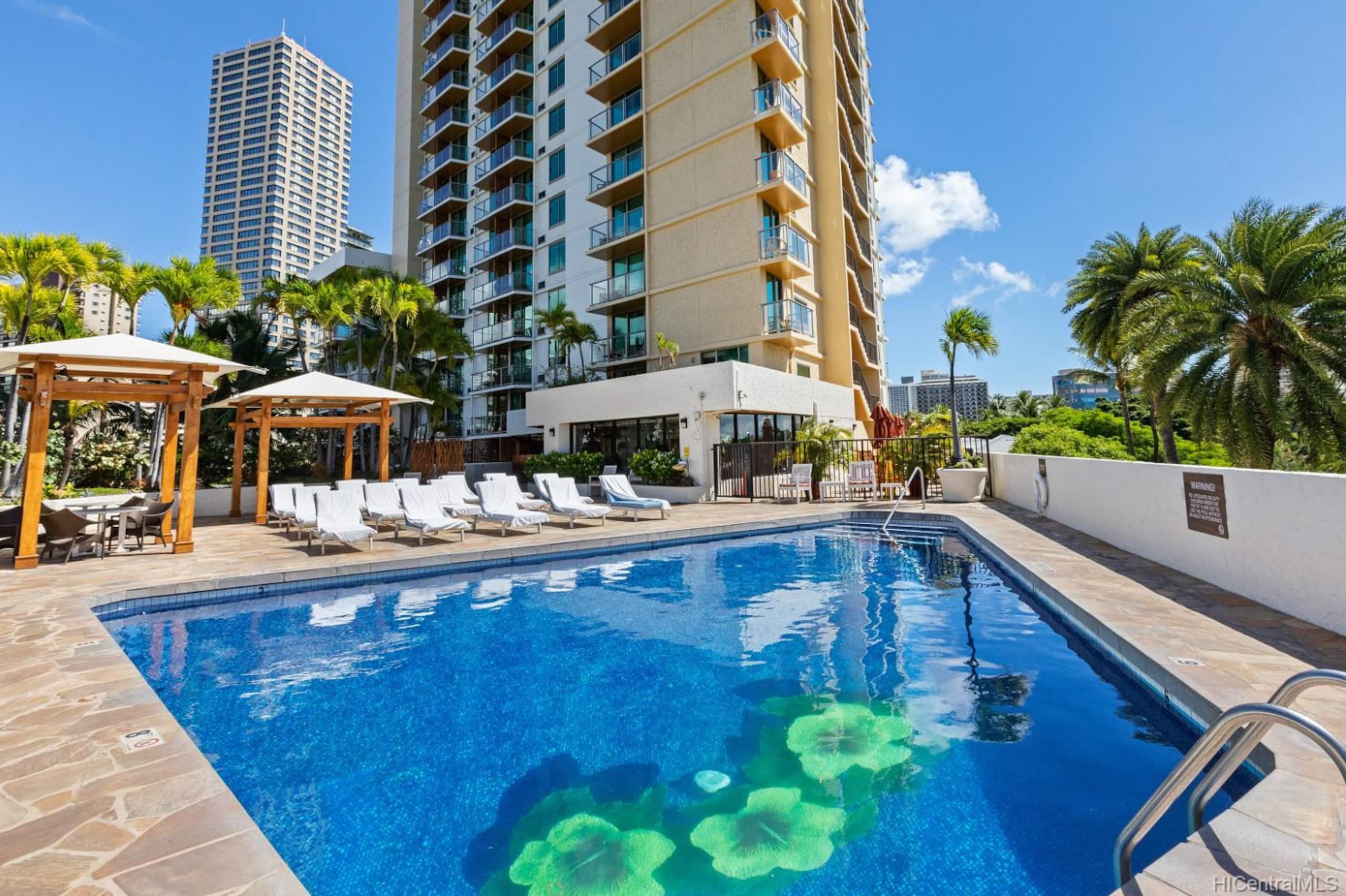 A Lovely Boutique Condo - 7 Minute Walk to Beach! - Image 11