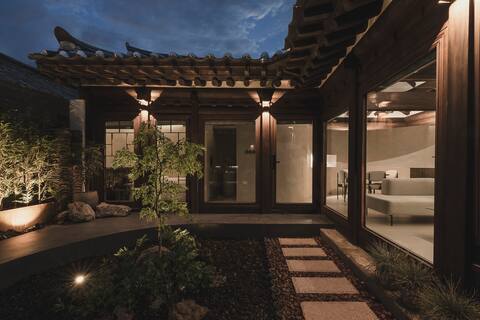 A hanok under twilight clouds, Ha Nok-un