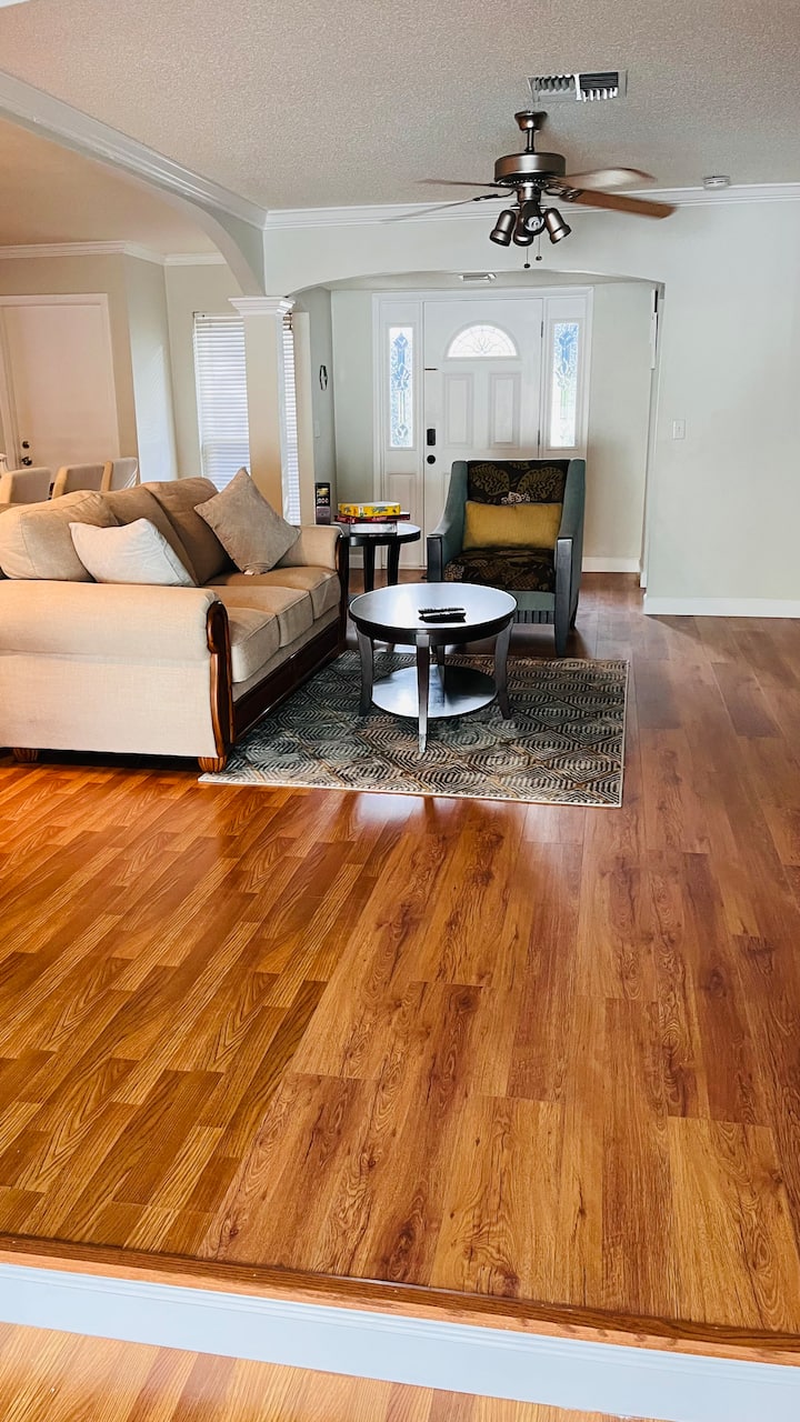 Cheerful 3 Bedroom Home Mins From Clearwater Beach - Clearwater Beach, FL