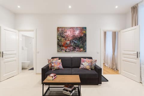Erfolgreiche Airbnb-Immobilie: 2BR/2BA Naschmarkt Apt: 5 min to Ctr & State Opera in Mariahilf