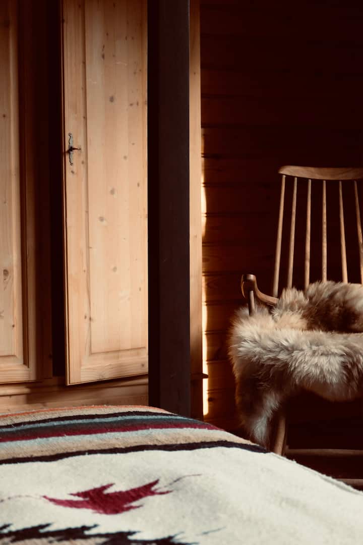 Dans le Wyoming, vous trouverez un petit bureau, une armoire et une chaise à bascule pour profiter de la belle vue sur cette pièce.