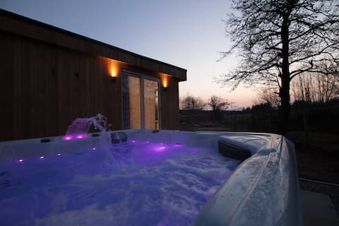 Cozy Neuk Cabin with Hot Tub at Allt Mor