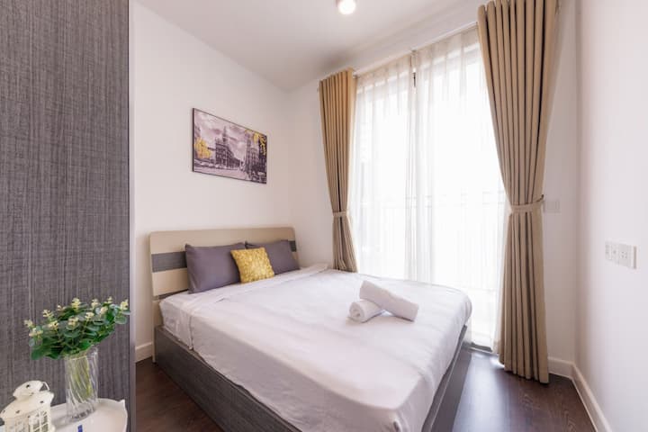 Dormitorio con cama de 1,6 m con balcón