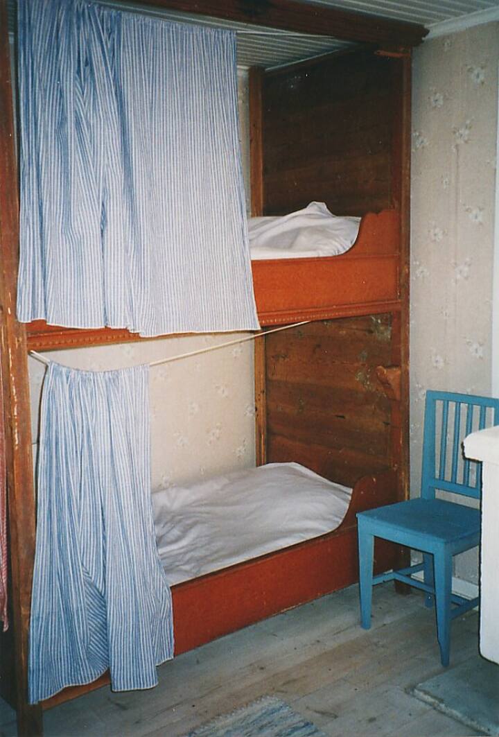 Bunk bed 180 cm long.