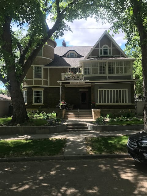 Grand 3 bed retreat in Moose Jaw