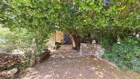 Charming private house with amazing garden, pool and view