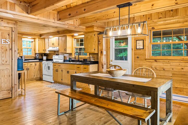 Knotty Pines – Enclosed Deck with Waterfront Views gallery image 4