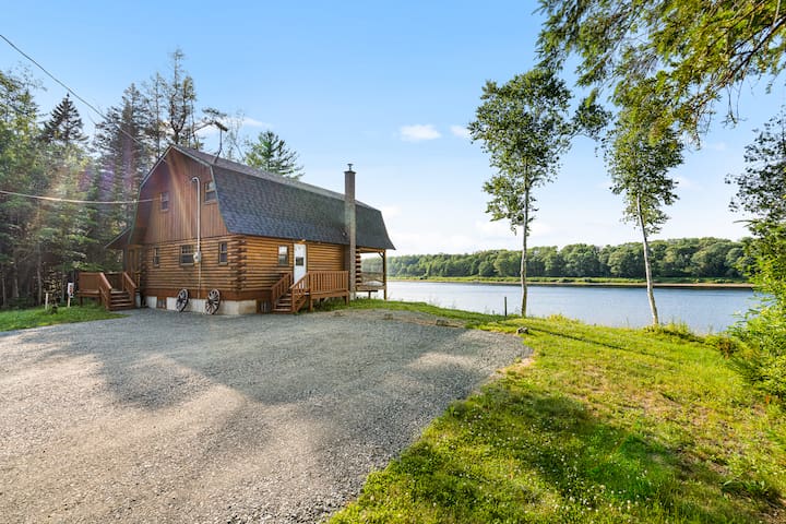 Knotty Pines – Enclosed Deck with Waterfront Views