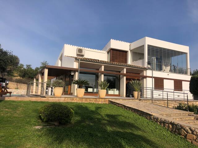 NICE VILLA IN ESTABLIMENTS