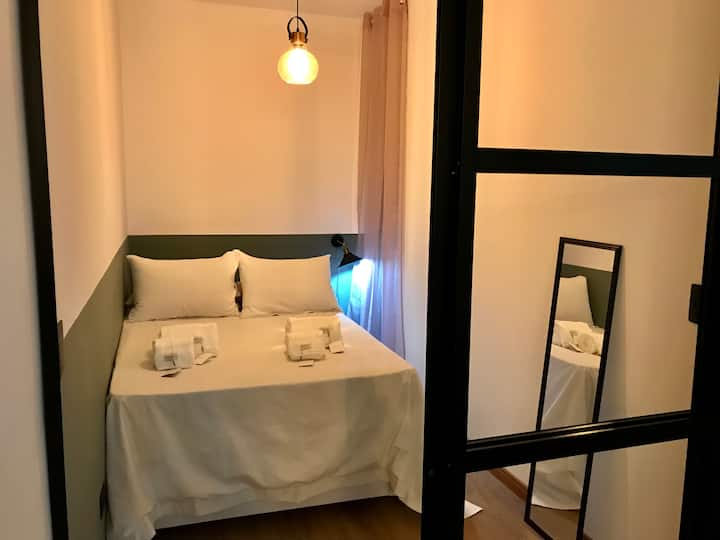 2号卧室配有双人床