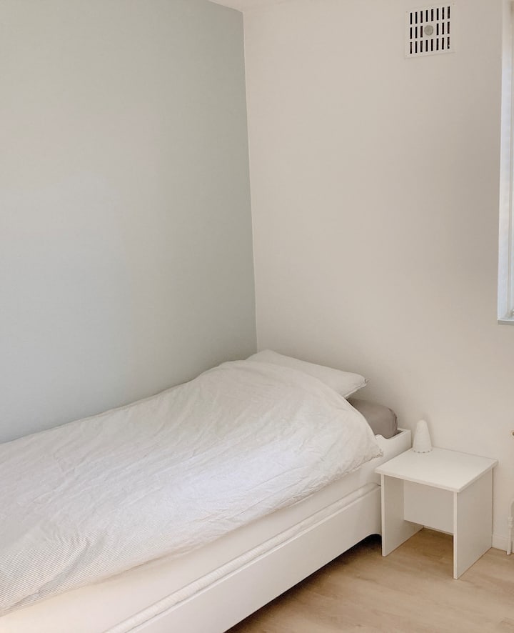 Საძინებელი 1 პირველ სართულზე. Აქ არის დასამაგრებელი საწოლი 1 ადამიანისთვის განკუთვნილი მაღალი შესასვლელით. Ამას გარდა, შესაძლებელია 2 საწოლად გადაკეთება. 