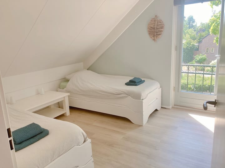 Საძინებელი 2: ზემოთ. აქ არის 90 × 200 სმ-იანი 4 საწოლი. Ორი ადამიანისთვის ისინი ერთმანეთზე დავაყენეთ. Თუ რამდენიმე სტუმარი/ბავშვი მოდის, მათ ერთმანეთისგან ავიღებთ. 