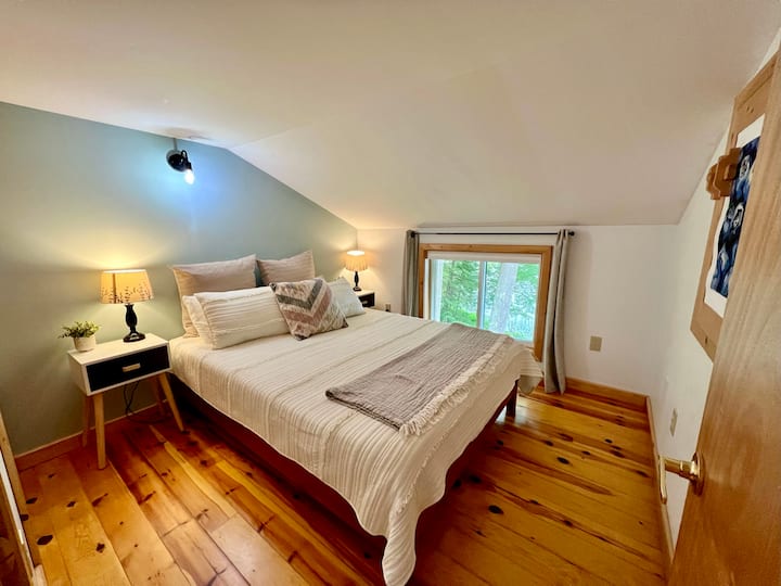 Druhá spálňa má nový matrac Queen a skvelý výhľad na nábrežie.