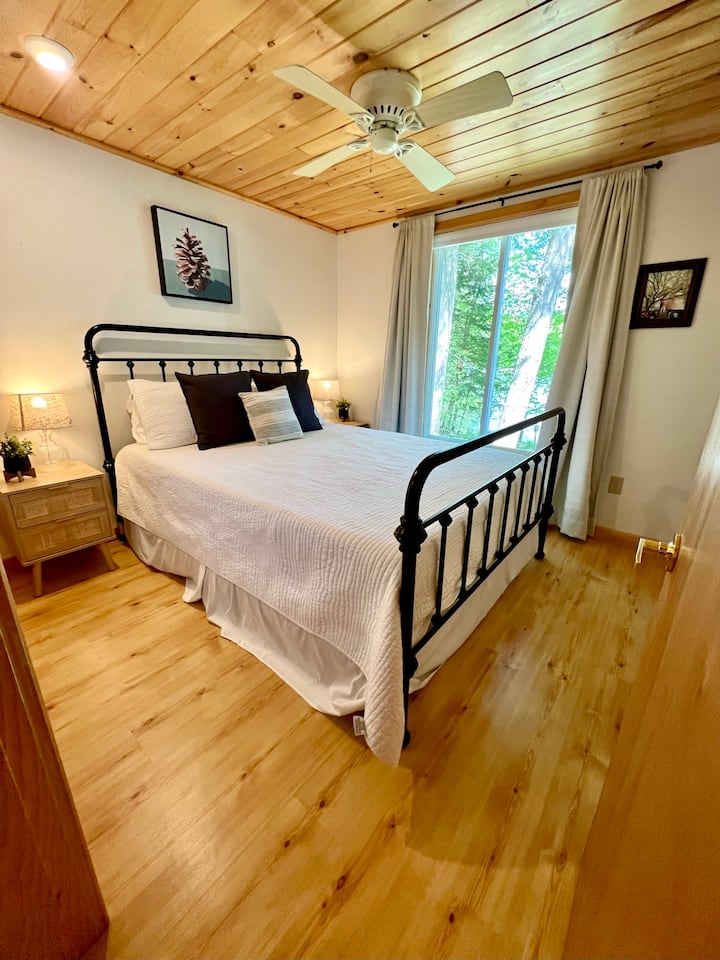 Spálňa na prvom poschodí má zbrusu nový matrac Queen a krásny výhľad na vodu.