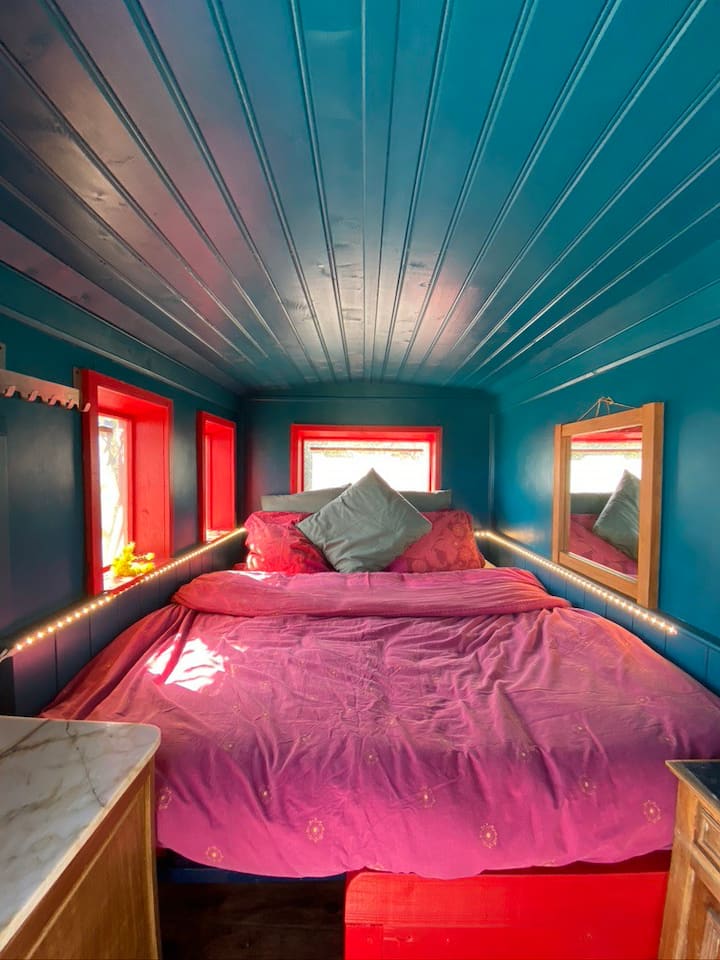 Bohemian schaut auf das Meer. in Plogoff, Bretagne, Frankreich Airbnb