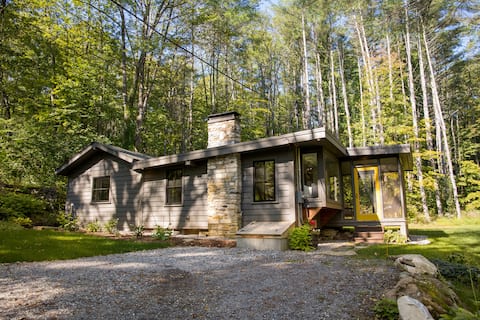 Cozy, two-bedroom cabin in a wooded glen