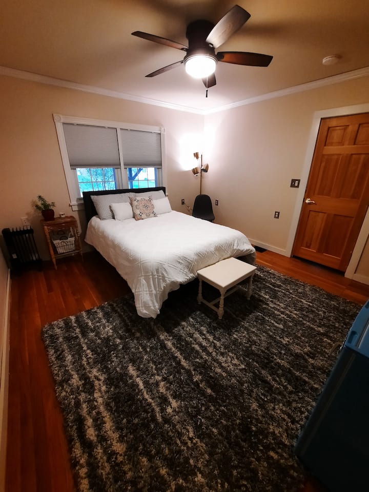 Private Suite with Newly Refinished Bed/Bath Houses for Rent in
