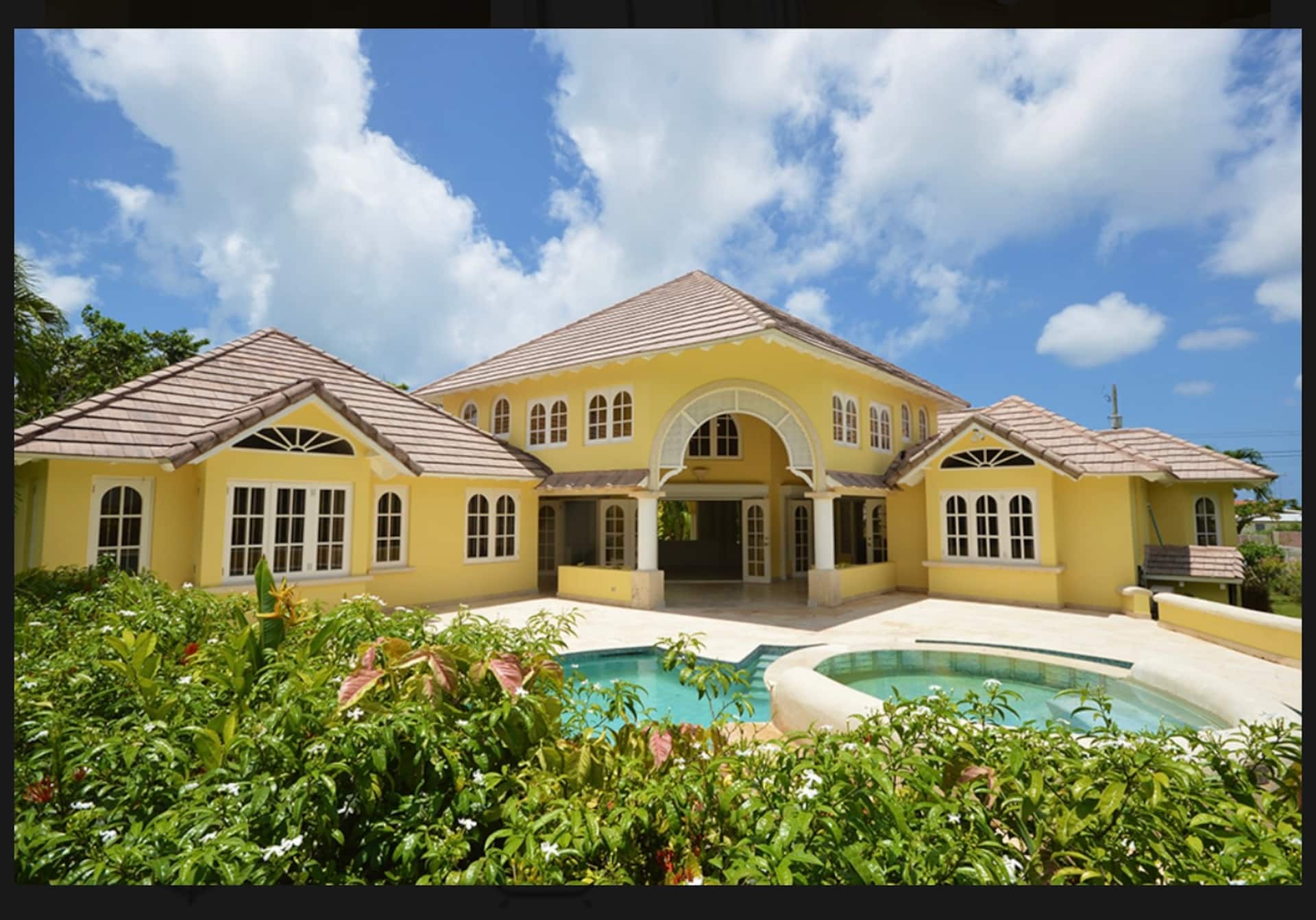 Sun-Kissed 4 Bedroom Villa - Pool, Hot Tub, Oistin Fish Fry & Beach