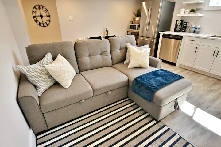 Sebule; kochi la starehe na safi la kuvuta nje. Inalala watoto 2 wadogo au mtu mzima 1 kwa starehe. Kitanda cha ziada kilichowekwa kwa ajili ya kuvuta kinatolewa katika hifadhi ya kochi la kupumzika kwa miguu.