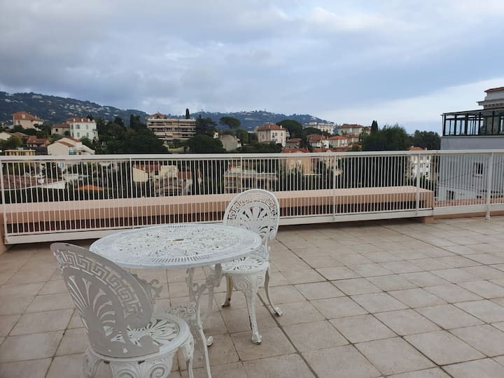 Centre Cannes: Appartement Au Calme Avec Terrasse - Cannes