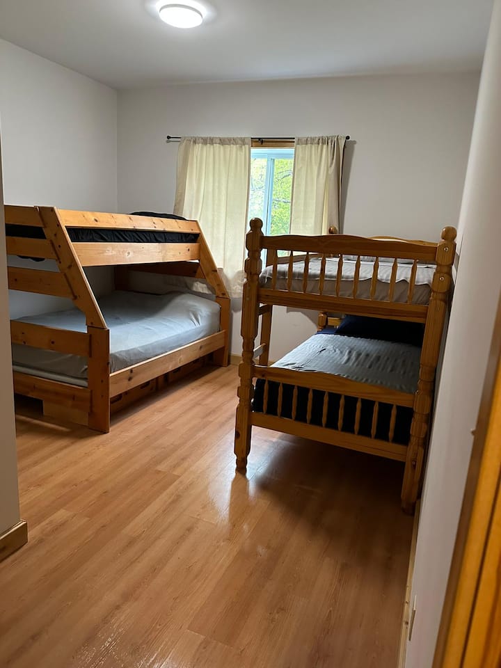 غرفة النوم رقم 4: أسرّة بطابقين (تتسع لـ 5 أشخاص)