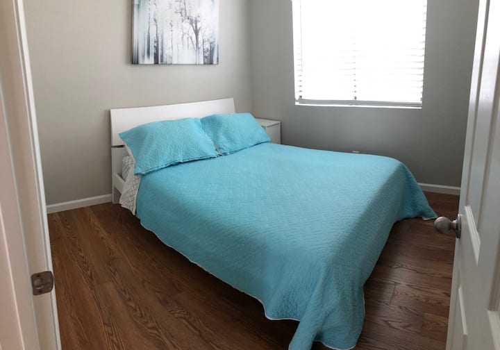 Chambre secondaire avec ventilateur au plafond et placard